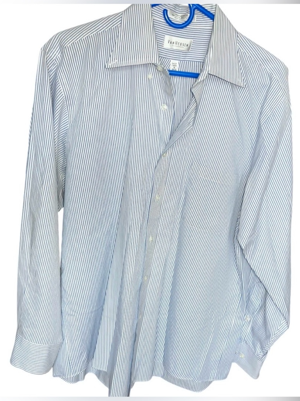 Van Heusen Pinpoint Oxford Pinstripe Dress Shirt
• Men’s Size Large (16, 34/35)